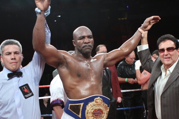 Evander Holyfield po vítězství nad Françoisem Bothou. Evander Holyfield po vítězství nad Françoisem Bothou.