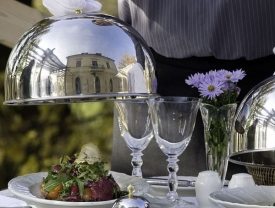 Chateau Mcely láká na krásné prostředí a zajímavý výběr pokrmů.