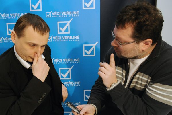 Vít Bárta mluví s reportérem MF Dnes Jaroslavem Kmentou, který informace o kauze přinesl.