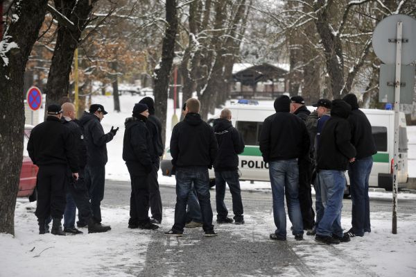 Policie se v Příbrami snaží nepustit znesvářené skupiny k sobě.