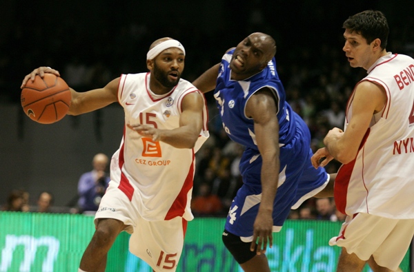 Basketbalisté Nymburka (v bílém) na slovinského mistra nestačili.
