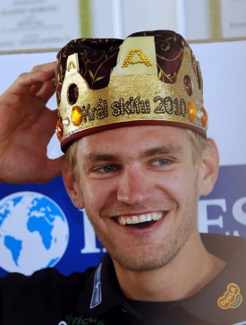Ondřej Synek s korunou pro nejlepšího veslaře světa.