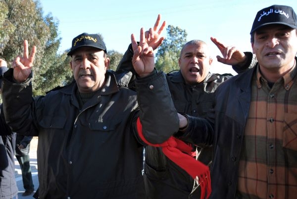 Demonstranti se v Tunisku stále scházejí, nelíbí se jim členové přechodné vlády.