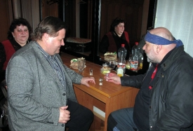 Moravští zákonodárci domácí slivovici rozlévají, kde se jim zachce. A pak si zabékají jako Zdeněk Škromach.