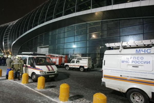 Bombový atentát na moskevském letišti si vyžádal na 35 obětí.