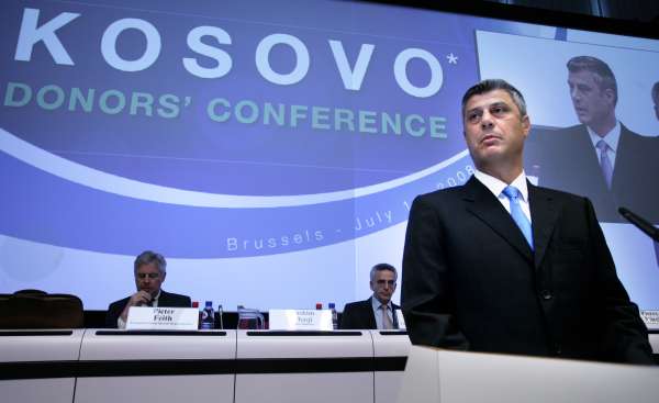 Kosovský premiér, bývalý a možná i současný mafián, na návště v Bruselu. 