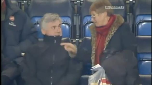 Jděte si sednout támhle, pane Ancelotti. Jděte si sednout támhle, pane Ancelotti.