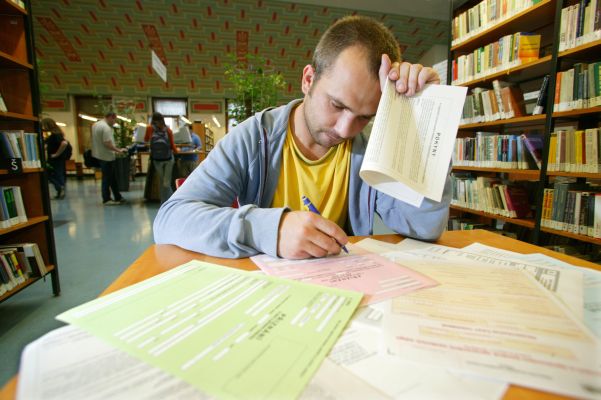 Sčítání lidu 2011 startuje. Lidé se prý papírování bát nemusejí (ilustrační foto). Sčítání lidu 2011 startuje. Lidé se prý papírování bát nemusejí (ilustrační foto).