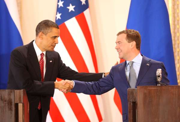 Prezidenti Obama a Medveděv v Praze.