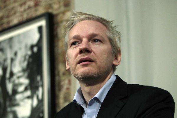 Na Juliana Assange jsou zatím Američané krátcí, ale zadržují ho v Anglii. Na Juliana Assange jsou zatím Američané krátcí, ale zadržují ho v Anglii.