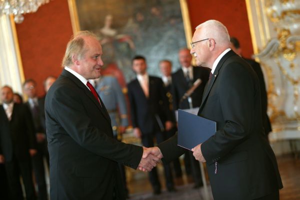 Stane se bývalý ministr pro lidská práva a národnostní menšiny nositelem Nobelovy ceny za mír?