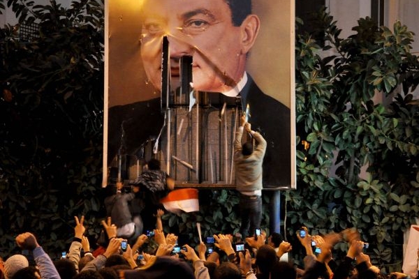 Demonstranti trhají plakát s portrétem egyptského prezidenta. Demonstranti trhají plakát s portrétem egyptského prezidenta.