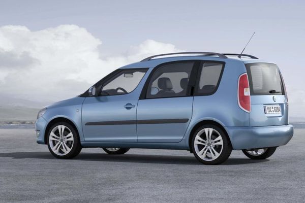 Výrobní linka závodu Škoda Auto ve Vrchlabí jede naplno. Na jejím konci z ní vychází model Roomster. 