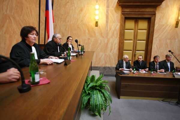 Zveřejnění členství v KSČ u ústavních soudců je v souladu se zákonem. Zveřejnění členství v KSČ u ústavních soudců je v souladu se zákonem.