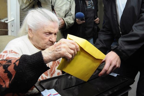 Paní Smejkalová na snímku z loňských voleb.