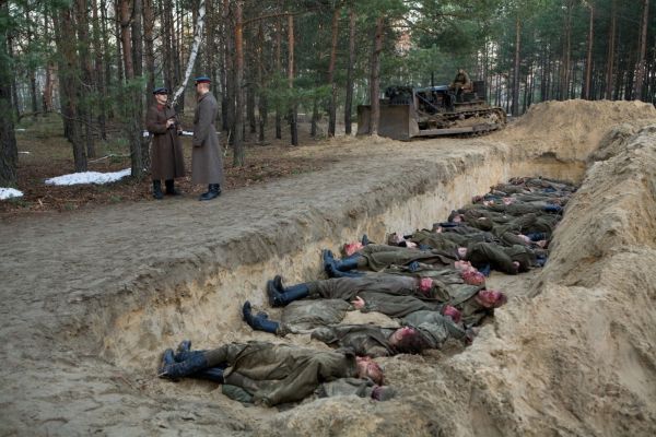 Záběr z filmu Katyň režiséra Andrzeje Wajdy (2008).