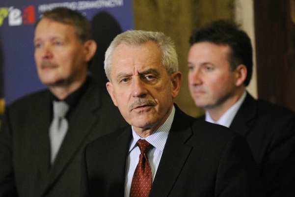 Ministr zdravotnictví Leoš Heger dostal od vlády mandát jednat v pátek s lékaři a jejich zástupci. Ministr zdravotnictví Leoš Heger dostal od vlády mandát jednat v pátek s lékaři a jejich zástupci.