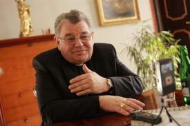 Ke kritice postupu lékařů v nynější situaci se přidali i zástupci církve. Otázka odejdeme a starejte se dál, to není přijatelné, řekl arcibiskup Duka.