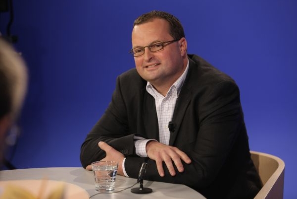 Realitní magnát Radovan Vítek vyhrožuje Sazce. Realitní magnát Radovan Vítek vyhrožuje Sazce.