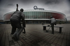 Hušákův pomník, pražská O2 arena, táhne Sazku dolů.