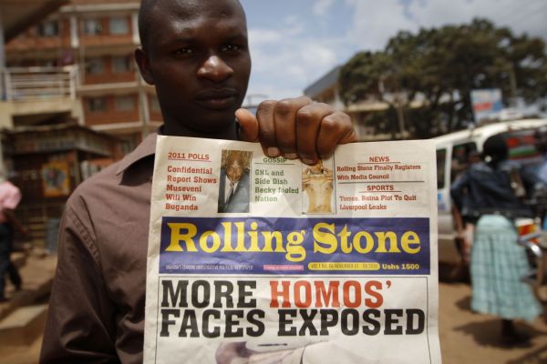 Výtisk deníku Rolling Stone s fotkami a jmény domnělých gayů "určených k likvidaci".