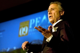 Vlastník společnosti AEG, miliardář Philip Anschutz.