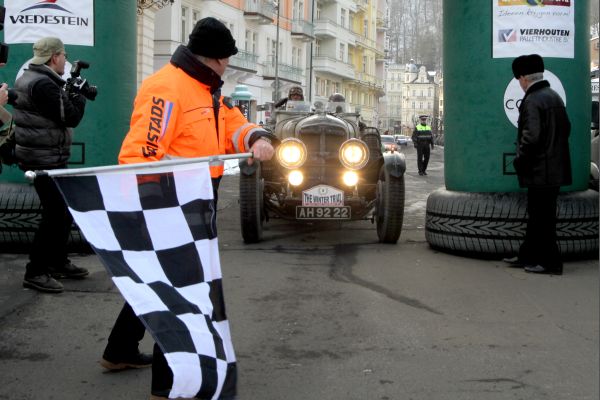 V karlovarském cíli se jako první objevila nizozemská posádka s vozem Bentley z roku 1927.