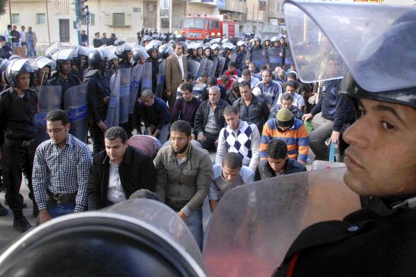 EU vybízí vlády, aby vzaly v potaz volání demonstrantů po reformách.