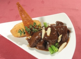 Hovězí loupaná plec na víně s mandlovými kroketami.