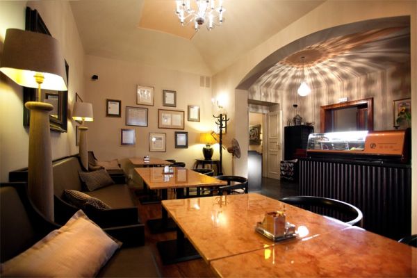 Café Lounge láká na zajímavou nabídku malých lehkých jídel. S obědy je to horší.