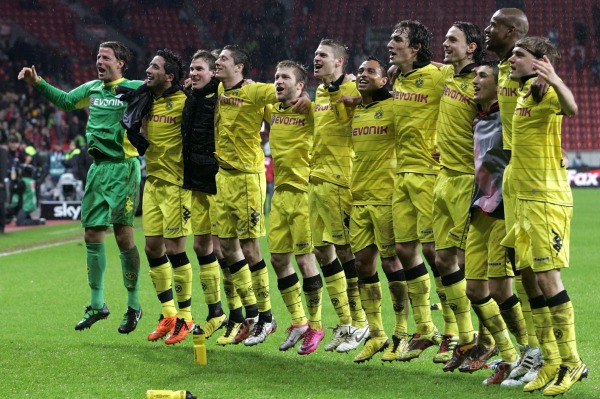Fotbalisté Dortmundu se radují z další výhry.