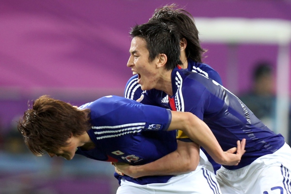 Fotbalisté Japonska se radují z prvenství.