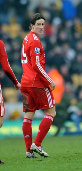Fernando Torres se otáčí k Liverpoolu zády.