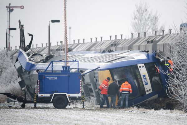 Srážka vlaků si vyžádala jednáct mrtvých, vlaková souprava byla úplně zničena.