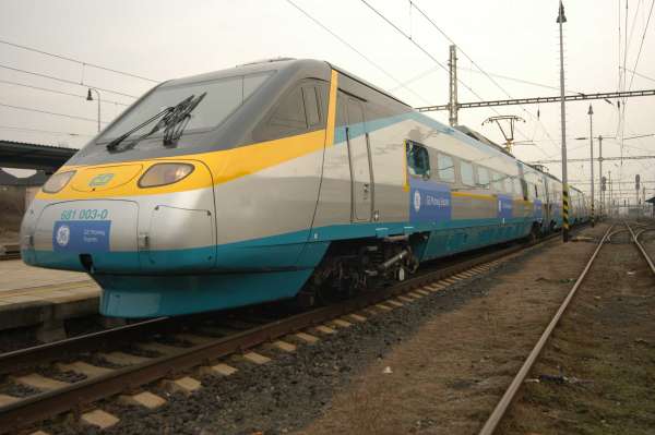 Vlajkovou lodí Českých drah jsou vlaky Pendolino.