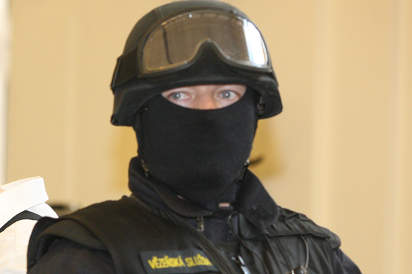 Proces s uzbeckými vrahy hlídá po zuby ozbrojené komando.