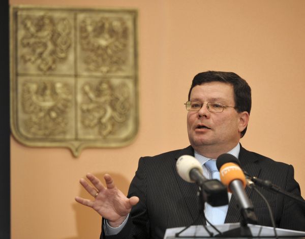 Bývalý vicepremiér EU Alexandr Vondra se nějak nemohl dopočítat milionů.