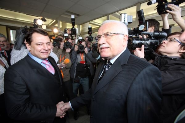Prezident Václav Klaus své křeslo Jiřímu Paroubkovi nepředá. Prezident Václav Klaus své křeslo Jiřímu Paroubkovi nepředá.