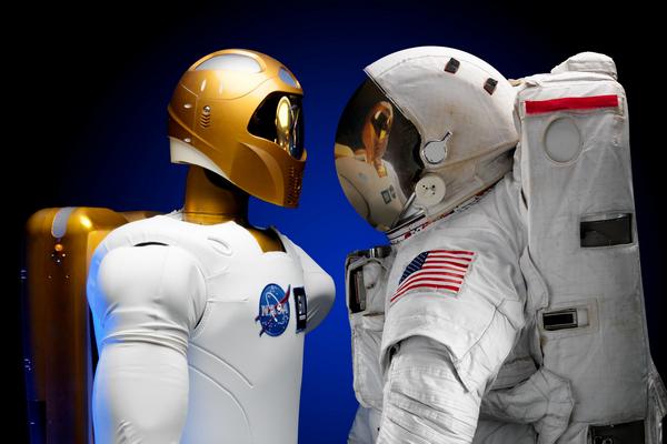 S posádkou poletí i robotický astronaut Robonaut 2.