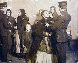 Kontrola imigrantů po příjezdu New Yorku. Také za výbuch dynamitu mohli přistěhovalci, konkrétně polští Haličané z Rakouska-Uherska.