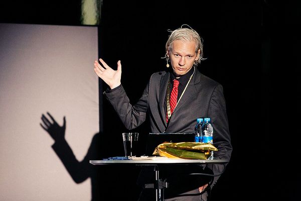 Julian Assange a WikiLeaks nepochybně zahýbaly mezinárodními vztahy. Nakolik k lepšímu?