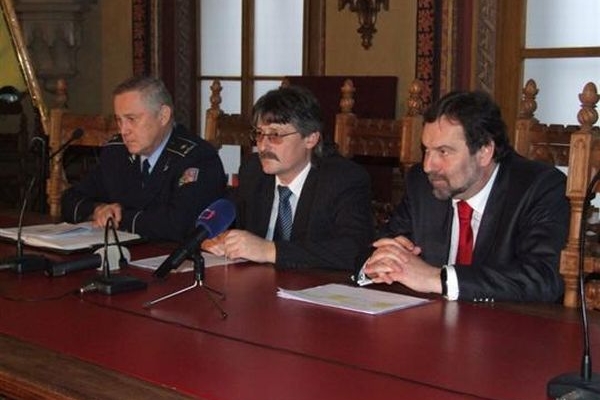 Starosta Nového Bydžova Pavel Louda (uprostřed) během návštěvy Radka Johna (foto: www.novybydzov.cz).