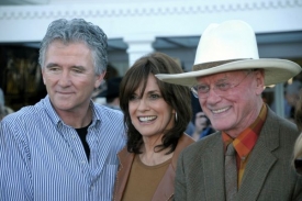 Patrick Duffy, Linda Grayová a Larry Hagman.