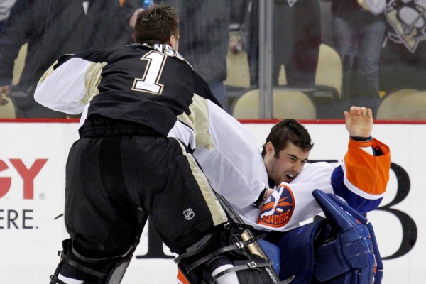 Gólman Pittsburghu Brent Johnson (1) složil jednou ranou k zemi Ricka DiPietra z NY Islanders.