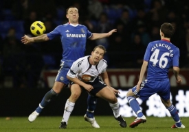 John Terry (ve výskoku) si politiku nadřízeného pochvaluje. 
