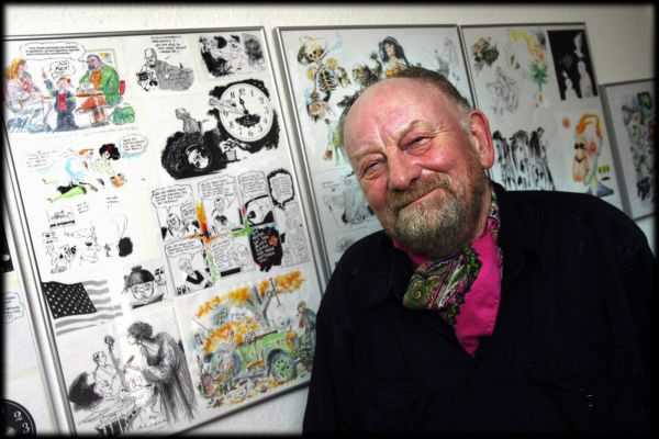 Pětasedmdesátiletý Westergaard se před útočníkem ukryl ve speciálně zabezpečené místnosti.