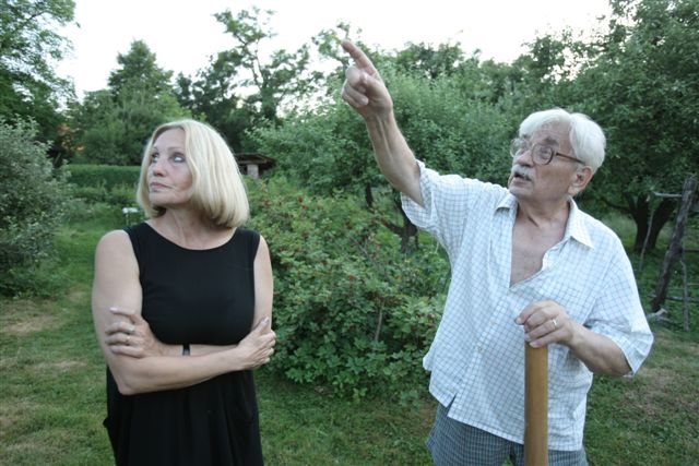 Vaculík na své oblíbené zahradě (s Olgou Sommerovou).