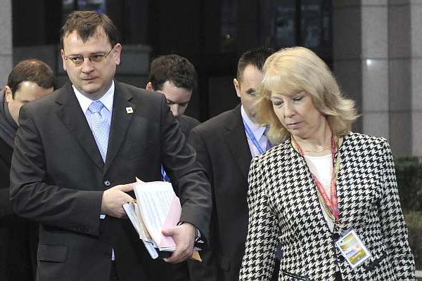 Premiér Petr Nečas přichází společně s velvyslankyní ČR při Evropské unii na summit.