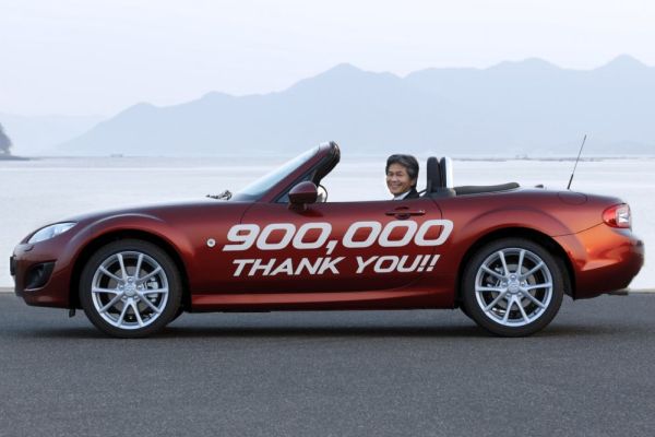 Jubilejní Mazda MX-5 s počtem vyrobených kusů na dveřích.