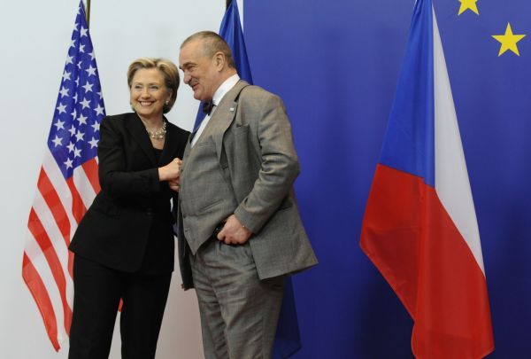 Český ministr zahraničí našeptává své americké kolegyni.